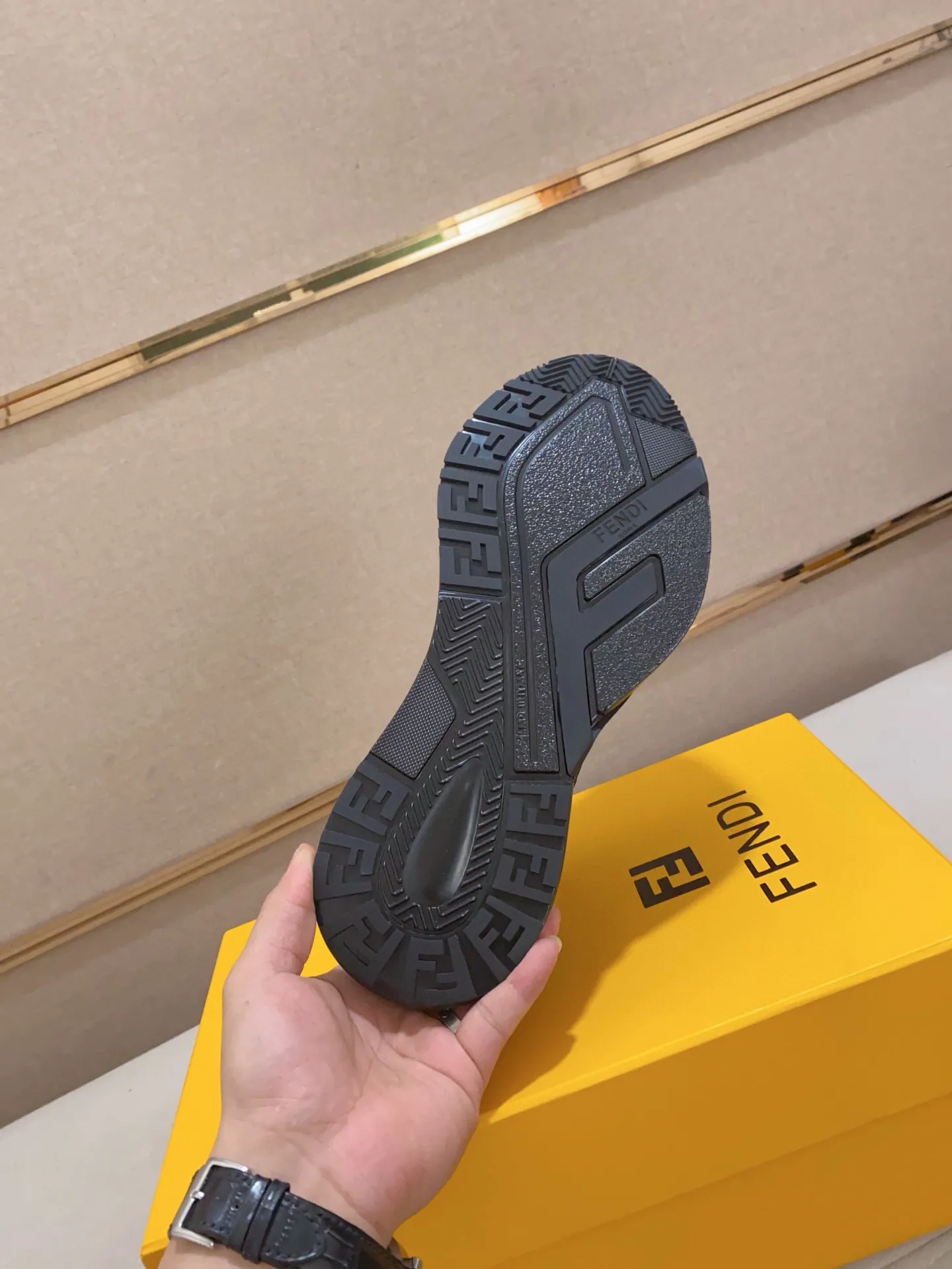 Men's shoes💰: 540💰(Higher version) [Fendi] Fendi's latest casual shoes for men! Available at counters simultaneously! A one-to-one replica of the original. Made entirely of imported top-grain calfskin, the interior is made of top-grain water-dyed cowhide, and the original factory-supplied rubber outsole. Leading new fashion concepts. Matching code: 38-44. 45 can be customized and non-returnable!